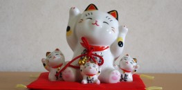 maneki neko figure